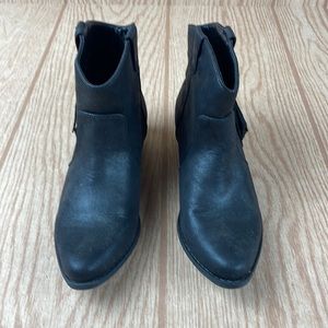 Arizona Women’s Black Ankle Booties with fringe Sz 7.5